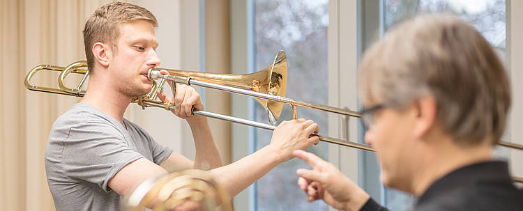 Student spielt Posaune (Foto: Hochschule für Musik Würzburg/Christoph Weiß)