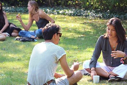 Studierende auf dem Campus (Foto: Bard College Berlin, A Liberal Arts University) Foto: Studierende auf dem Campus