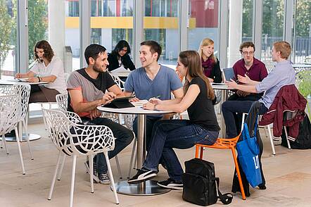 Foto: Studierende tauschen sich aus.