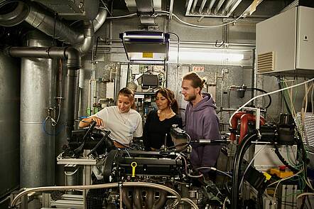 Foto: Studierende der Frankfurt UAS in einer technischen Anlage.