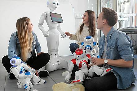 Foto: Studierende arbeiten mit Robotern an der Hochschule Landshut