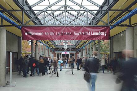 Studierende vor dem Hörsaal der Leuphana Universität Lüneburg (Foto: Martin Klindtwo