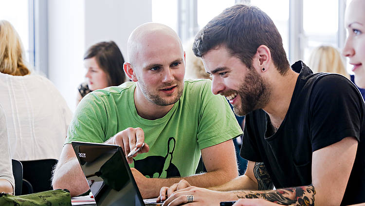 Studenten im Gespräch (Foto: ASH Berlin/David von Becker)