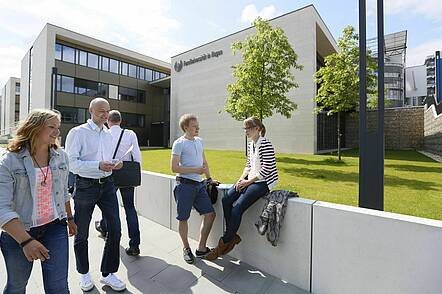 Studierende auf dem Campus (Foto: Hardy Welsch/FernUniversität in Hagen)