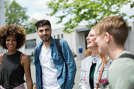 Studierende auf dem Campus Krefeld (Foto: Hochschule Niederrhein)