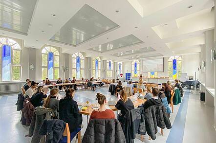 Foto: Studierende hören eine Vorlesung an der Vinzenz Pallotti University