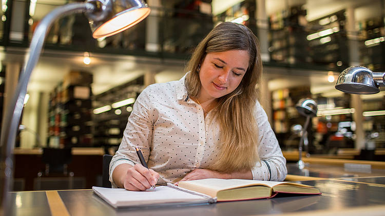 Studentin lernt in der Bibliothek (Foto: Katholische Universität Eichstätt-Ingolstadt/Christian Klenk)