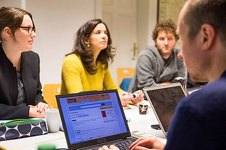 Foto: Studierende in der Diskussion