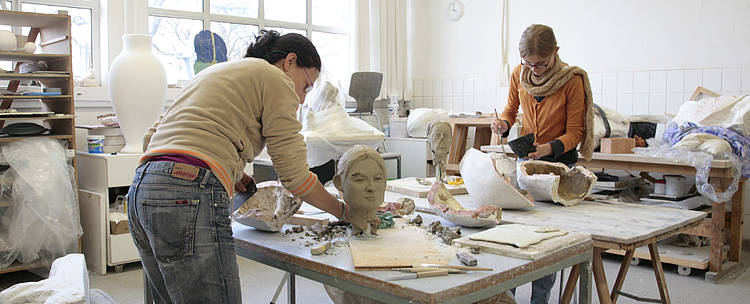 Studierende arbeiten an Skulpturen (Foto: Hochschule für Bildende Künste Braunschweig/Viktoria Kramer)