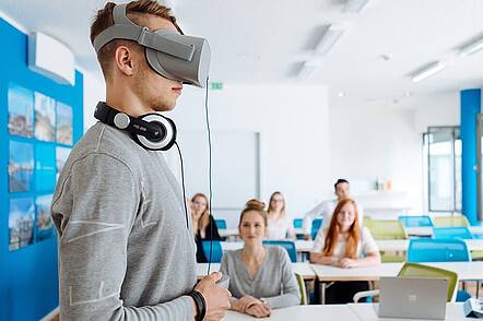 Studium im Bereich Mobilität und Technologie (Foto: Hochschule Fresenius) Foto: Studierende im Fachbereich Mobilität und Technologie beim Experimentieren