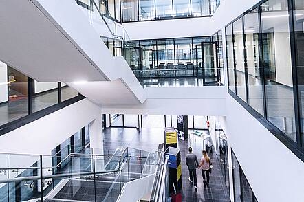 Foto: Blick in das Gebäude B der Hochschule Neu-Ulm 