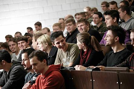 Foto: Studierende im Hörsaal der Hochschule Koblenz 
