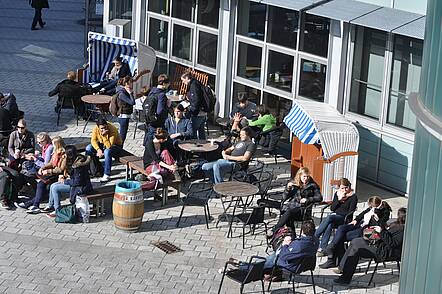 Foto: Studierende in der Pause