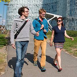 Studierende vor dem Informations-, Kommunikations- und Medienzentrum (IKMZ) der BTU Cottbus-Senftenberg (Foto: Brandenburgische Technische Universität Cottbus-Senftenberg)