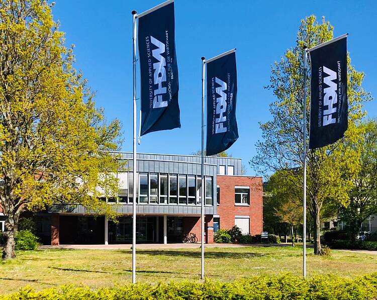 Foto: Blick auf das Hauptgebäude der Fachhochschule der Wirtschaft Hannover