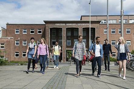 Foto: Studierende verlassen das Hauptgebäude der Universität Kiel