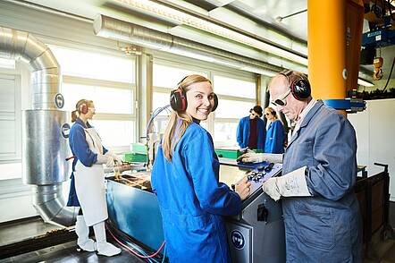 Foto: Studierende bei technischer Praxisausbildung                                