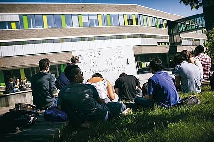 Foto: Studierende unterhalten sich auf dem Campus der Hochschule Rhein-Waal