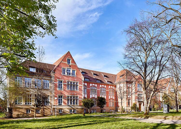 Foto: Blick durch den Kulturpark auf die Merz Akademie