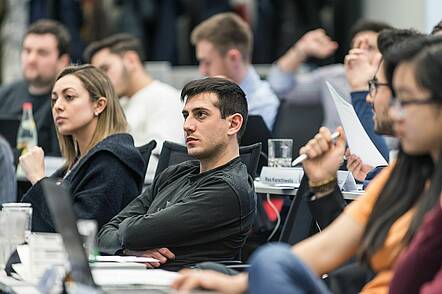Foto: Studierende der ESMT European School of Management and Technology sitzen in einem Hörsaal und folgen einer Vorlesung.