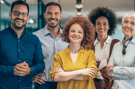Foto: Eine Gruppe Menschen in einem Gang der Hamburger HFH.