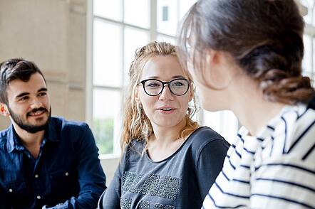 Studierende HWR Berlin (Foto HWR Berlin / Klaus Lange) Foto drei Studierende im Gespräch