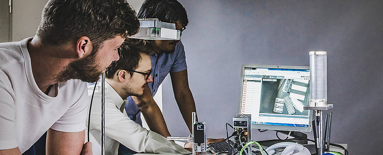 Studenten am Computer (Foto: Hochschule für Technik Stuttgart/Kapia Photografie)