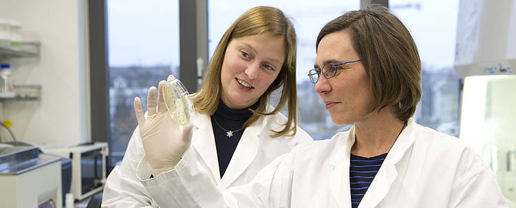 Dozentin und Studentin ananlysieren eine Probe (Foto: Universität zu Köln/Fabian Stürtz)