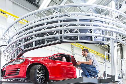 Foto: Studierende im Niedersächsisches Forschungszentrum Fahrzeugtechnik der Technischen Universität Braunschweig
