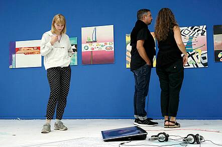 Foto: Studierende diskutieren mit Besuchern einer Ausstellung an der Akademie der Bildenden Künste Nürnberg