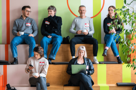 Foto: Studenten der Tomorrow University of Applied Sciences sitzen zusammen.