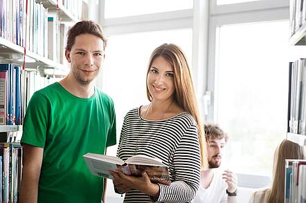 Foto: Studierende lernen in der Bibliothek