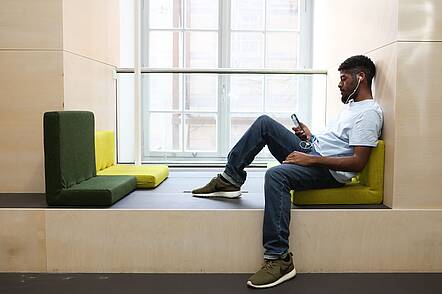 Studierender der Universität Mannheim (Foto: Elisa Berdica/Universität Mannheim)