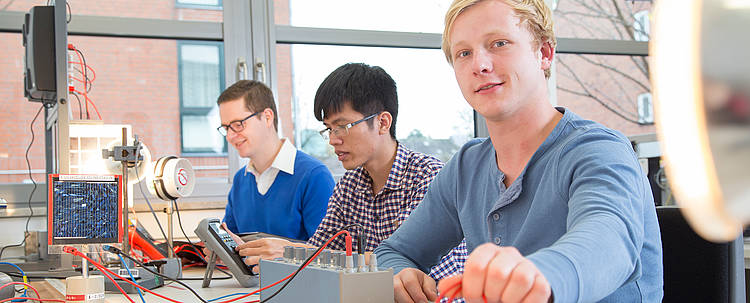 Studierende bei Praxisübungen (Foto: Fachhochschule Kiel)