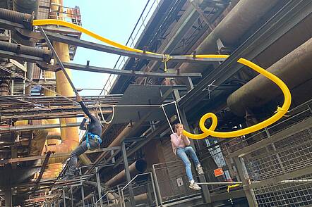 Foto: Studierende nehmen an einer Kunstinstallation teil