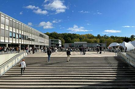 Foto: Blick auf den Campus mit Studierenden der Pädagogischen Hochschule Ludwigsburg