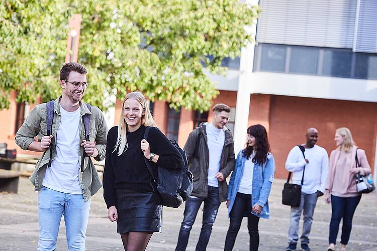 Foto: Studierende auf dem Campus der Hochschule Kehl.