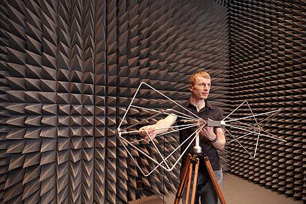 Student mit Versuchsaufbau (Foto: Technische Hochschule Ostwestfalen-Lippe) Foto: Studierender errichtet einen Versuchsaufbau