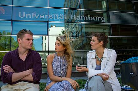 Foto: Studierende unterhalten sich vor dem Rechtshaus der Universität Hamburg 