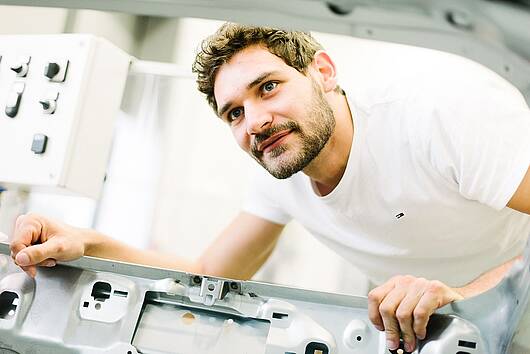 Foto: Studierender bei Projektarbeit