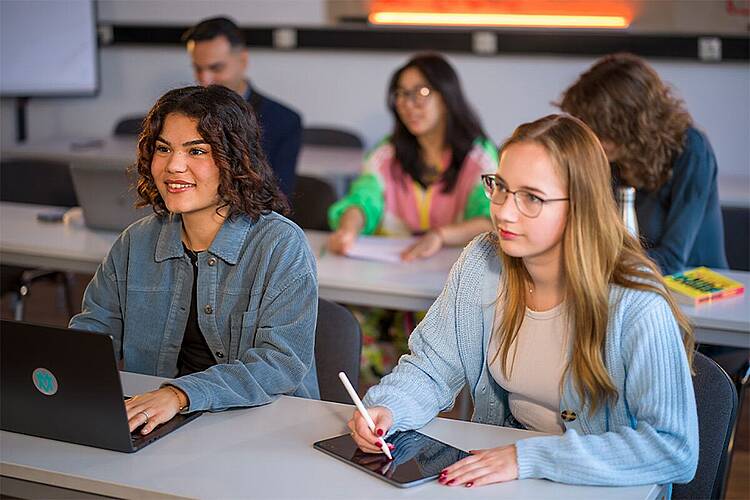 Foto: Studierende nehmen an einem Seminar der Media University teil