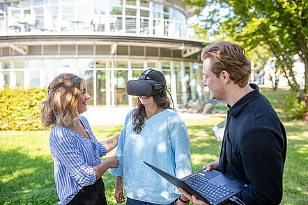 Foto: Studierende der Hochschule Coburg testen eine VR-Brille