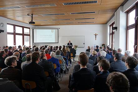 Foto: Der Rektor begrüßt die Gäste im Hrösaal zum Dies Academicus                            