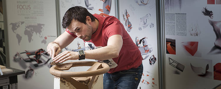 Student entwirft ein Modell (Foto: Reutlingen HTWID/Atelier Scheuring)