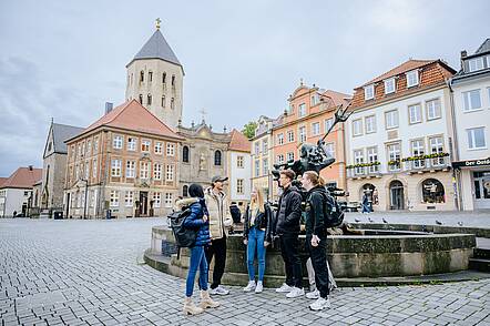 Foto: Studierende der Universität Paderborn in der Altstadt.