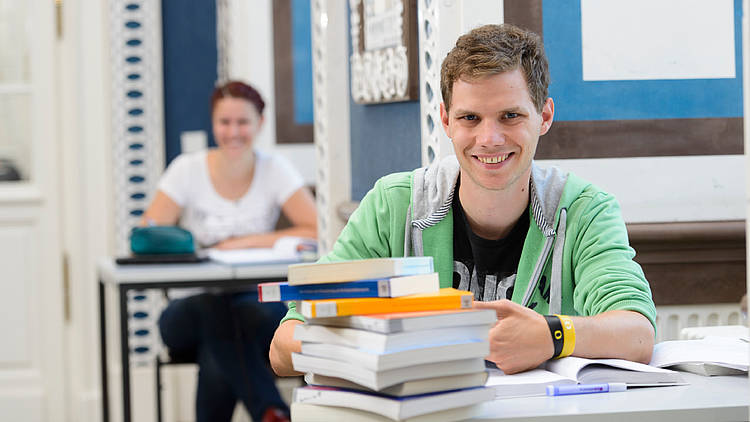 Student lernt in einer Bibliothek (Foto: Universität Hohenheim)