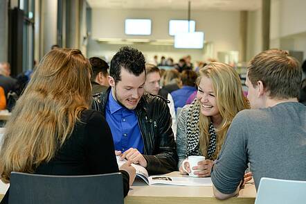Foto: Studierende bei der Kaffeepause an der Hochschule Bielefeld 