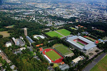 Luftaufnahme des Hochschulcampus der Deutschen Sporthochschule Köln. 