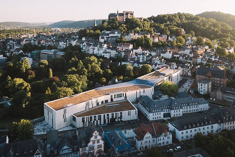 Blick auf Marburg und die Neue Universitätsbibliothek (Foto: Henrik Isenberg/Universität Marburg) Foto: Blick auf Marburg und die Neue Universitätsbibliothek