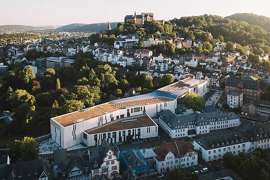 Foto: Blick auf Marburg und die Neue Universitätsbibliothek